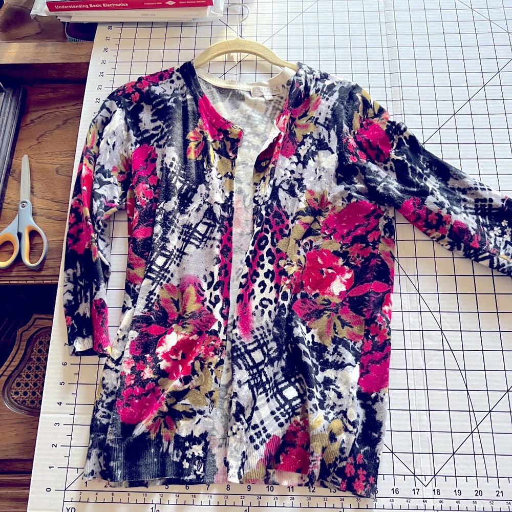 Joseph A 3/4 sleeve vibrant cardigan sz M near new
